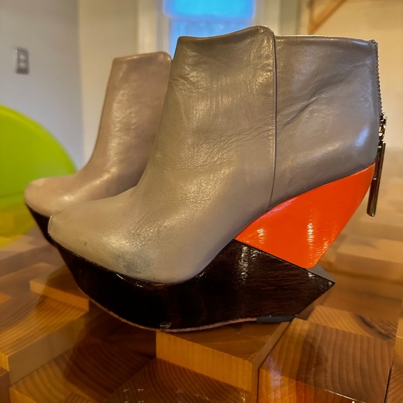 Finsk grey leather orange and brown wooden wedge booties, size 5.5 - Picture 3 of 12